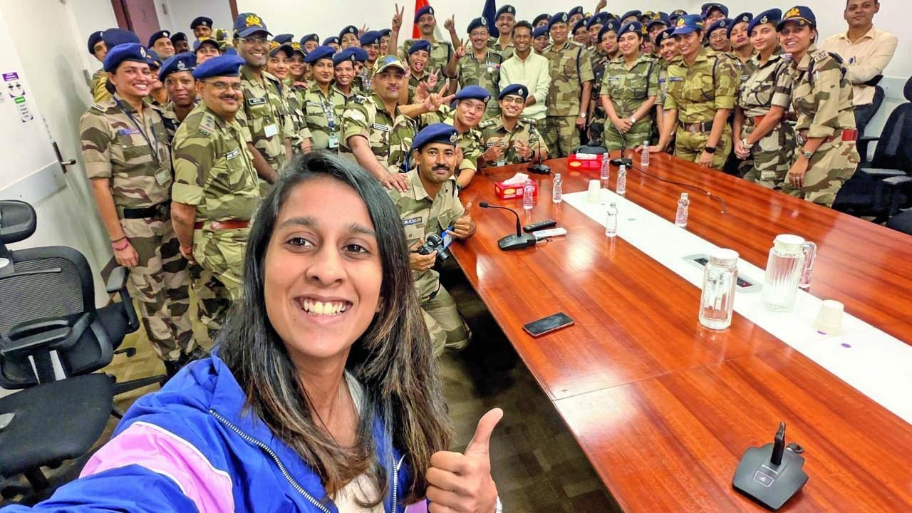 જેમિમાએ અધિકારીઓ અને જવાનો સાથે સેલ્ફી અને ફોટો પણ પડાવ્યા હતા. 