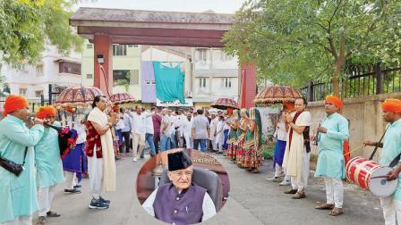 જોરાવરસિંહ જાદવને ઢોલ-શરણાઈ અને લોકનૃત્ય સાથે અંતિમ વિદાય આપવામાં આવી હતી