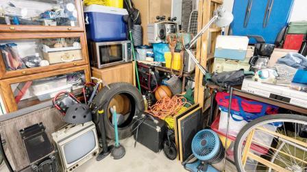 ઘરમાં સંઘરાયેલી જૂની ચીજોનું શું કરવું જોઈએ?