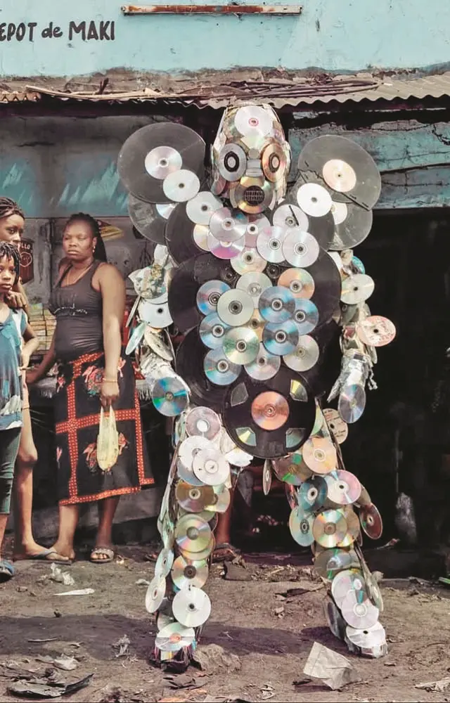 કચરામાંથી કલાત્મક કપડાં