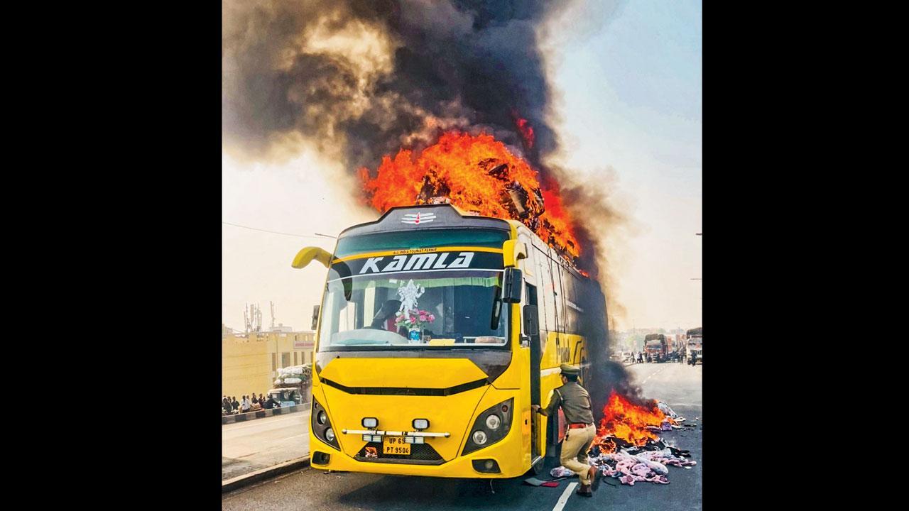 પોલીસો ઘટનાસ્થળેથી લગભગ અડધો ડઝન ફસાયેલા મુસાફરોને પોતાના હાથમાં લઈને સલામત સ્થળે લઈ ગયા હતા