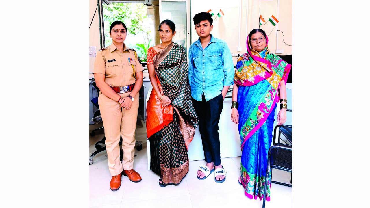 પવઈ પોલીસે મુંબઈમાં મળી આવેલી મહિલાને તેના પરિવારને પાછી સોંપી હતી.