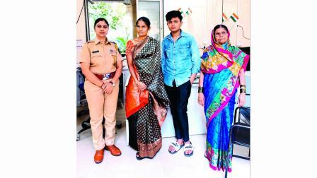 પવઈ પોલીસે મુંબઈમાં મળી આવેલી મહિલાને તેના પરિવારને પાછી સોંપી હતી.