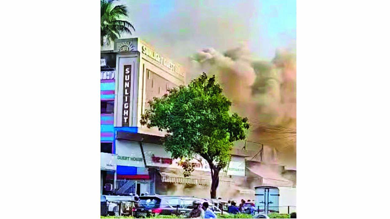 હોટેલનું ફર્નિચર આગમાં બળીને ખાખ થઈ ગયું હતું.