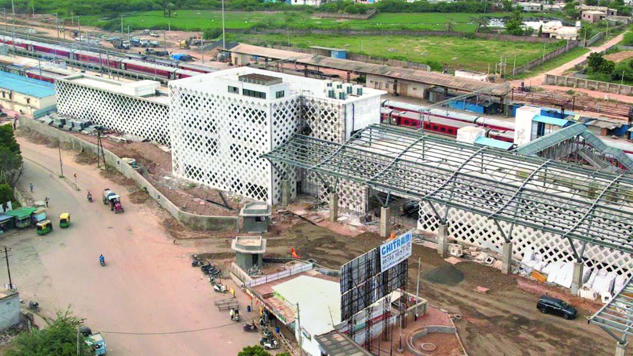 ભુજ રેલવે સ્ટેશનના અપગ્રેડેશનનું ચાલી રહેલું કામ.