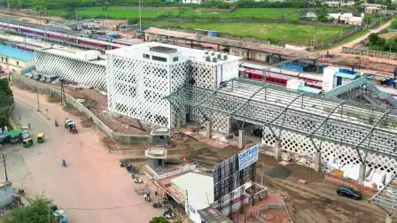 ભુજ રેલવે સ્ટેશનના અપગ્રેડેશનનું ચાલી રહેલું કામ.