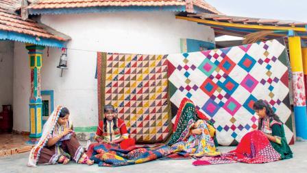 કટાવવર્ક કરતી ગ્રામીણ મહિલાઓ અને દીકરીઓ.