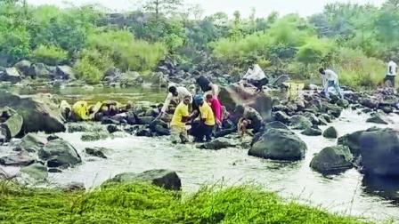 અઢી કલાક સુધી મહેનત કર્યા પછી બીજી બે ટીનેજર્સનાં શબ પથ્થરોમાં ફસાયેલાં મળી આવ્યાં હતાં.