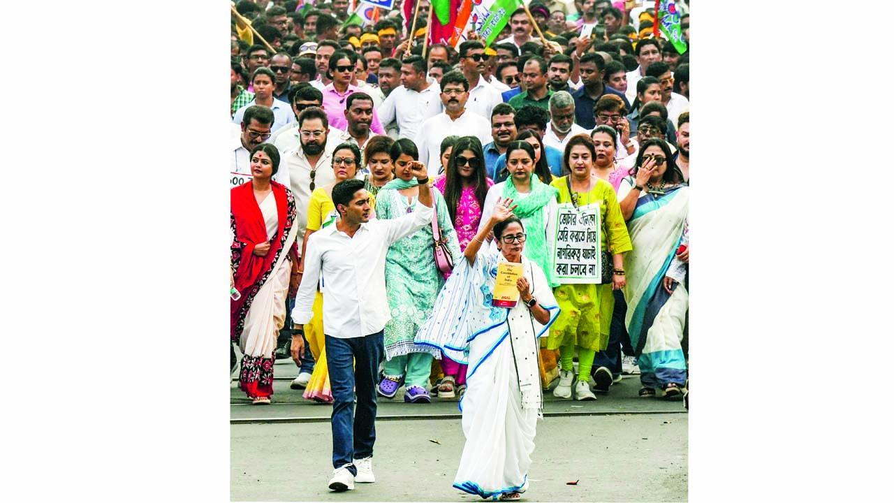 ગઈ કાલે પશ્ચિમ બંગાળનાં મુખ્ય પ્રધાન મમતા બૅનરજી અને તૃણમૂલ કૉન્ગ્રેસના નેતા અભિષેક બૅનરજીએ કલકત્તામાં મતદારયાદી સુધારણાના વિરોધમાં રૅલી કાઢી હતી.