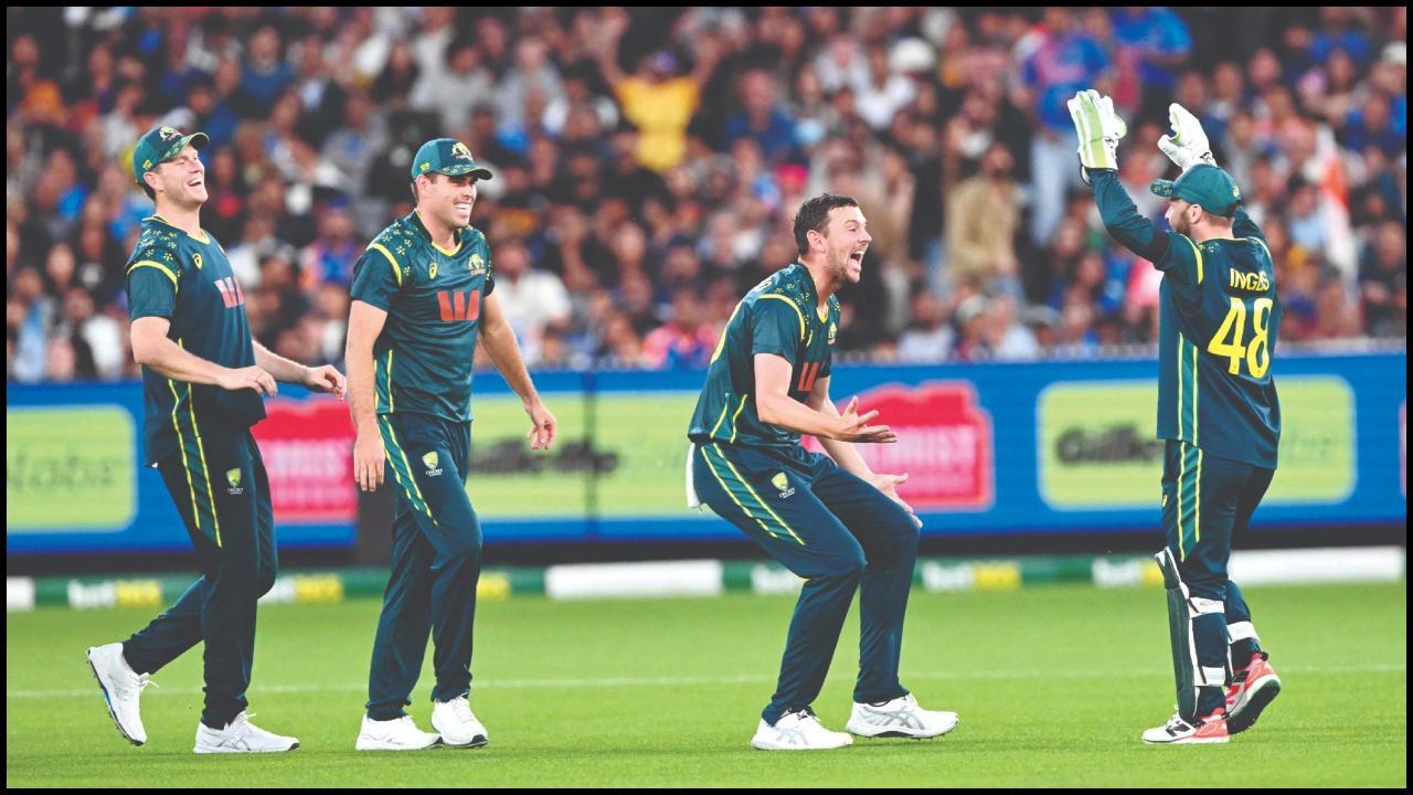 કૅપ્ટન સૂર્યકુમાર યાદવની વિકેટ લીધા બાદ સાથી-પ્લેયર્સ સાથે ઉજવણી કરતો ફાસ્ટ બોલર જોશ હેઝલવુડ