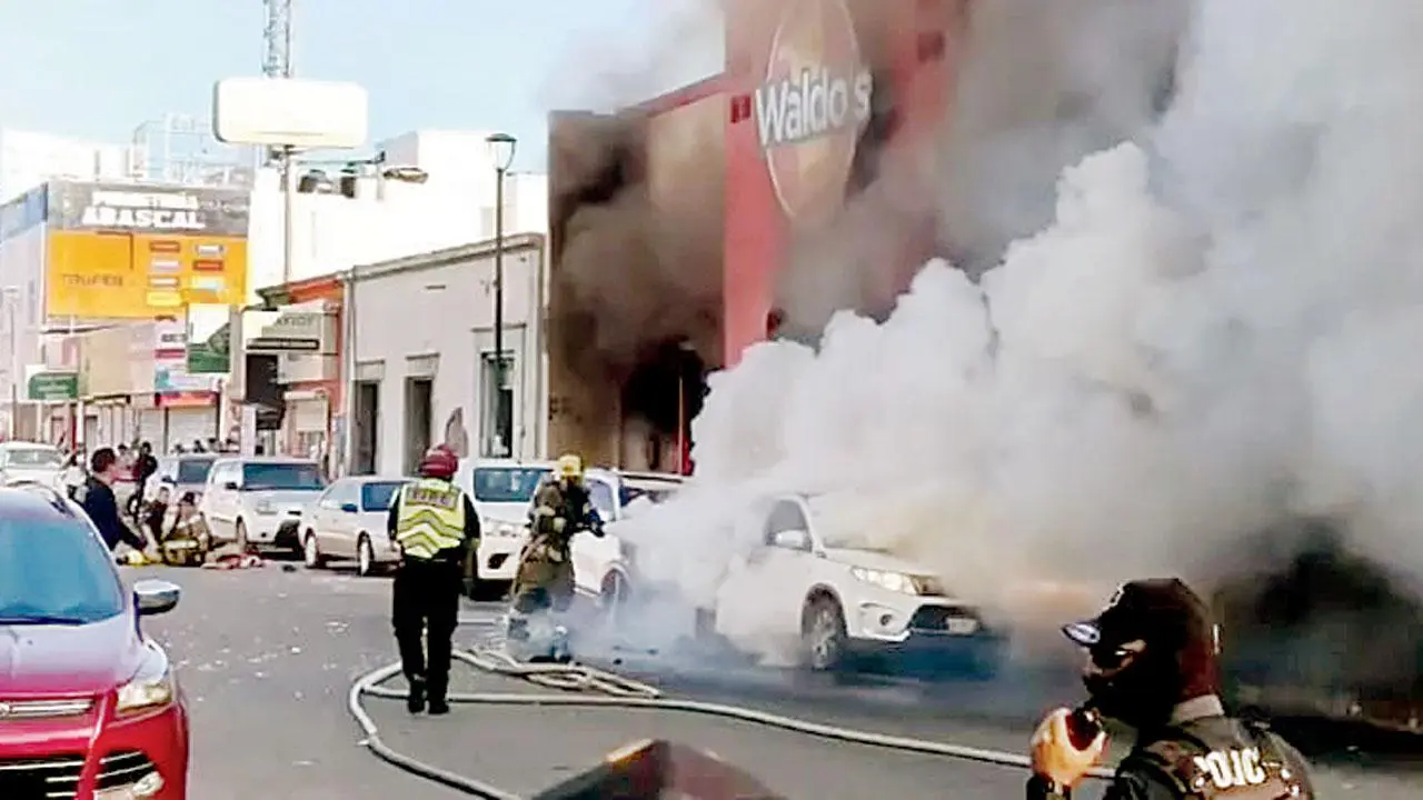 મેક્સિકોની સુપરમાર્કેટમાં વિસ્ફોટ બાદ આગ લાગી 