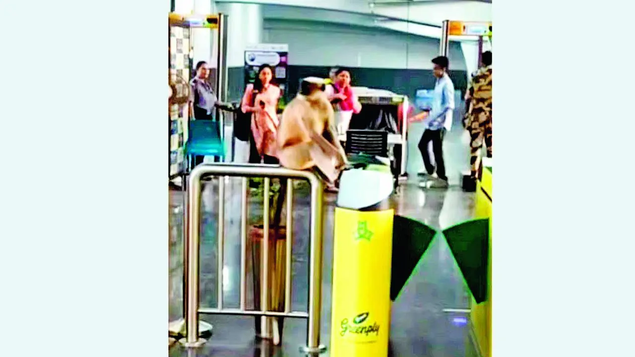 લોઅર ઓશિવરા મેટ્રો સ્ટેશનના ટિકિટ સ્કૅનર પર બેઠેલા વાંદરાભાઈ.