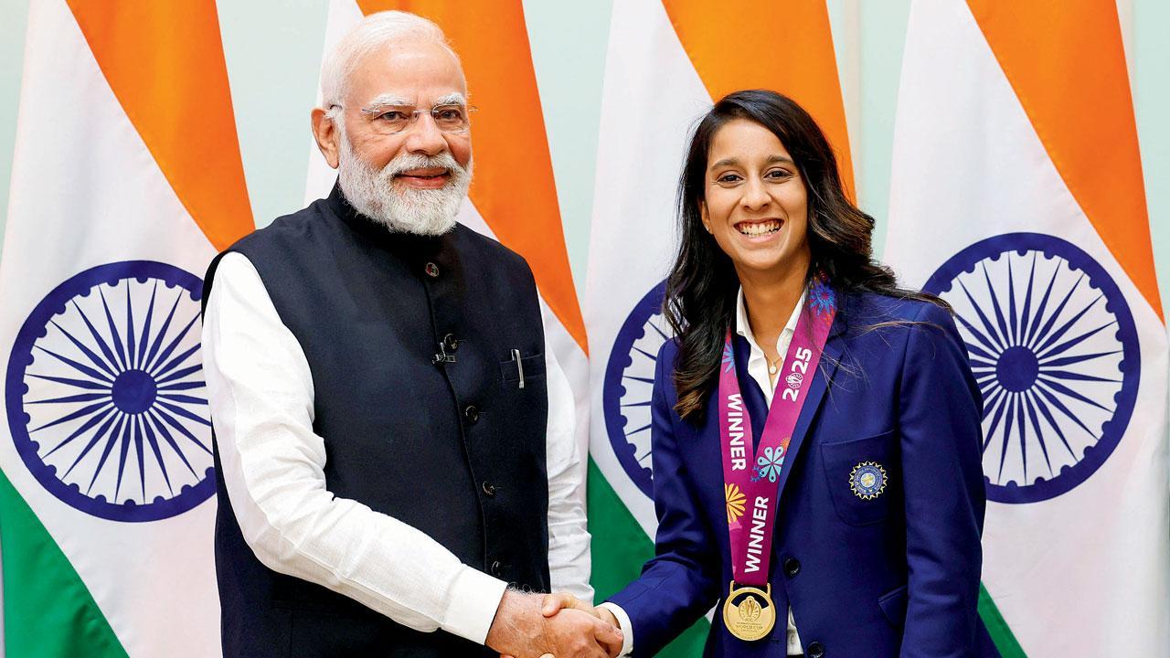 વડા પ્રધાન નરેન્દ્ર મોદી સાથે હાથ મિલાવતી જેમિમા રૉડ્રિગ્સ