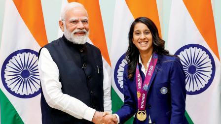 વડા પ્રધાન નરેન્દ્ર મોદી સાથે હાથ મિલાવતી જેમિમા રૉડ્રિગ્સ