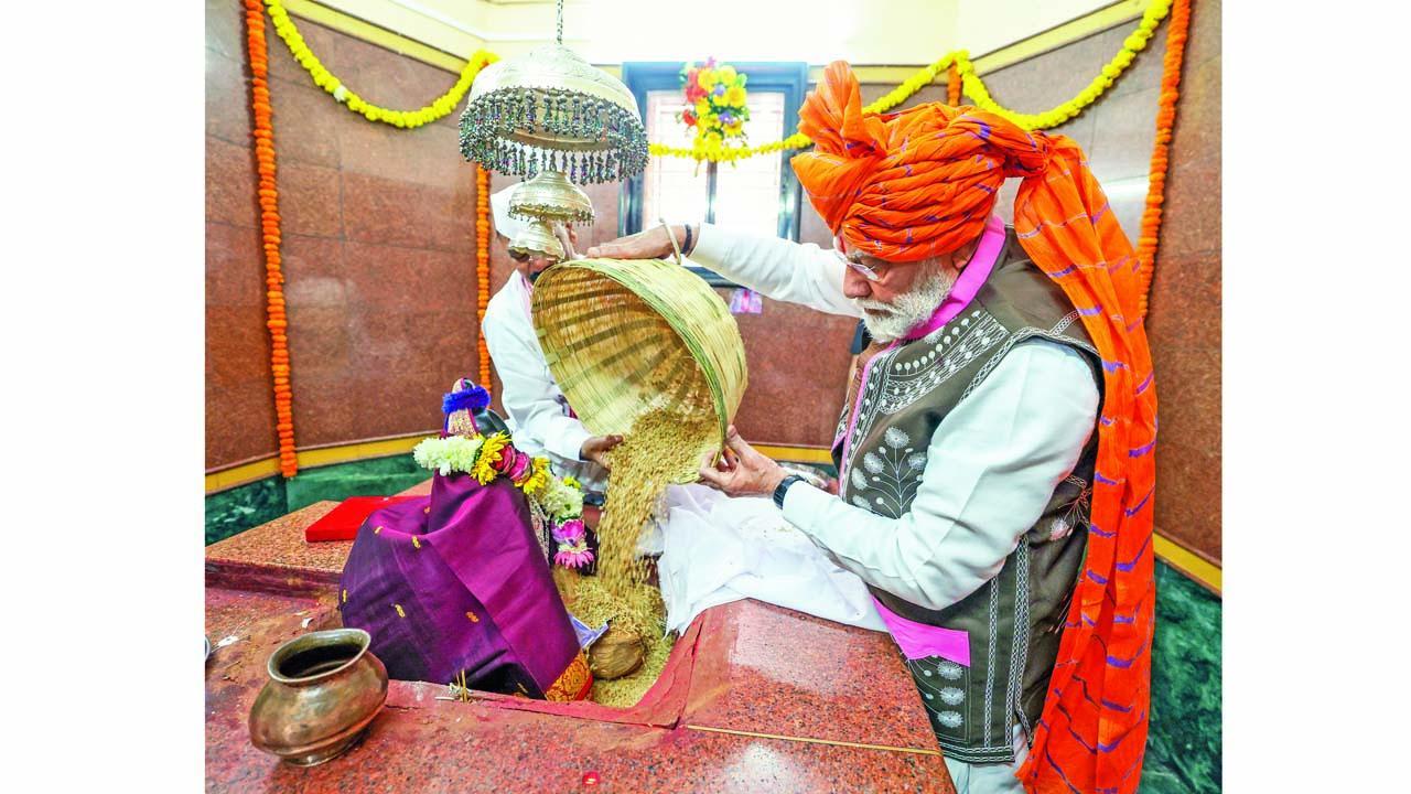 દેવમોગરાધામમાં નરેન્દ્ર મોદીએ યાહામોગી પાંડોરી માતાજીનાં ચરણે ટોપલામાંથી ધાન્ય અર્પણ કર્યું હતું. 