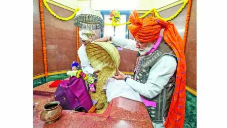 નરેન્દ્ર મોદીએ દેવમોગરામાં ધાન્ય અને શ્રીફળ ભરી લાવી અર્પણ કર્યું માતાજીનાં ચરણે