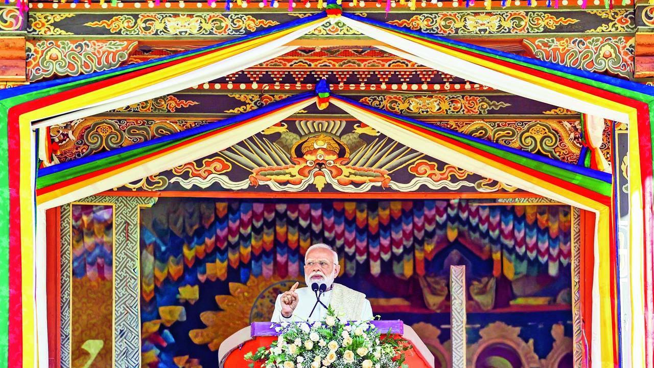 ગઈ કાલે ભુતાનની ૭૦મી વર્ષગાંઠ નિમિત્તે ત્યાંના મહેમાન બનેલા નરેન્દ્ર મોદીએ પાટનગર થિમ્ફુમાં સંબોધન કર્યું હતું.