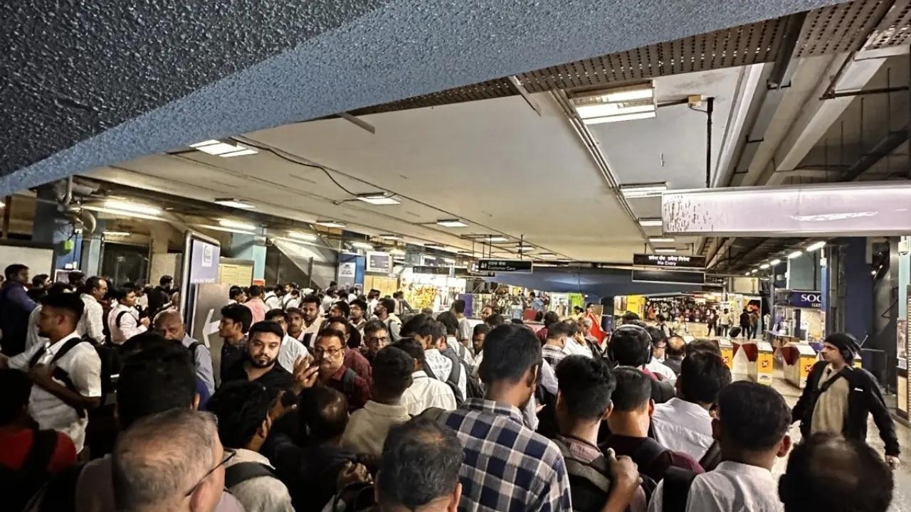 હજારો પ્રવાસીઓએ હાડમારી ભોગવવી પડી હતી