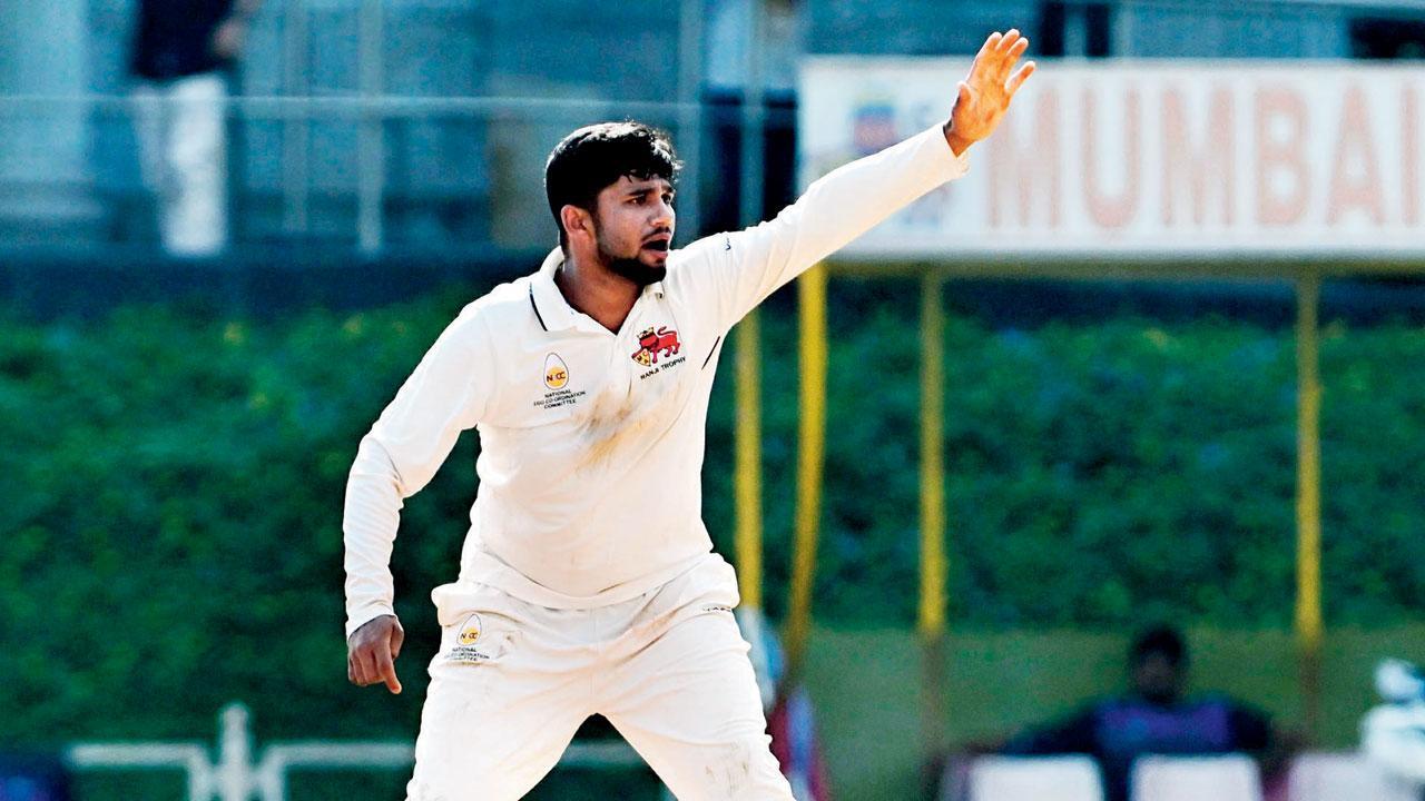 મુશીર ખાને સેન્ચુરી ફટકાર્યા બાદ ૩ વિકેટ પણ લીધી હતી (તસવીર : અતુલ કાંબળે)