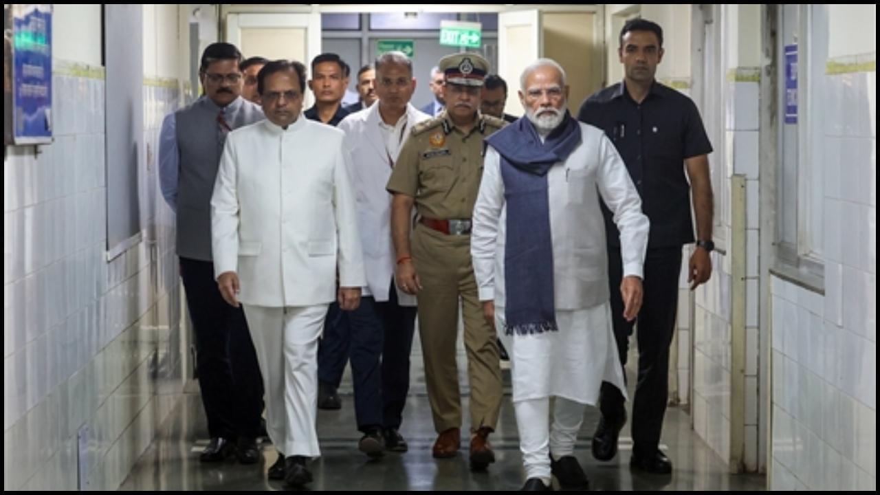 ભુતાનથી પરત ફરતા PM મોદી લાલ કિલ્લા બૉમ્બ બ્લાસ્ટના પીડિતોને મળવા માટે પહોંચ્યા