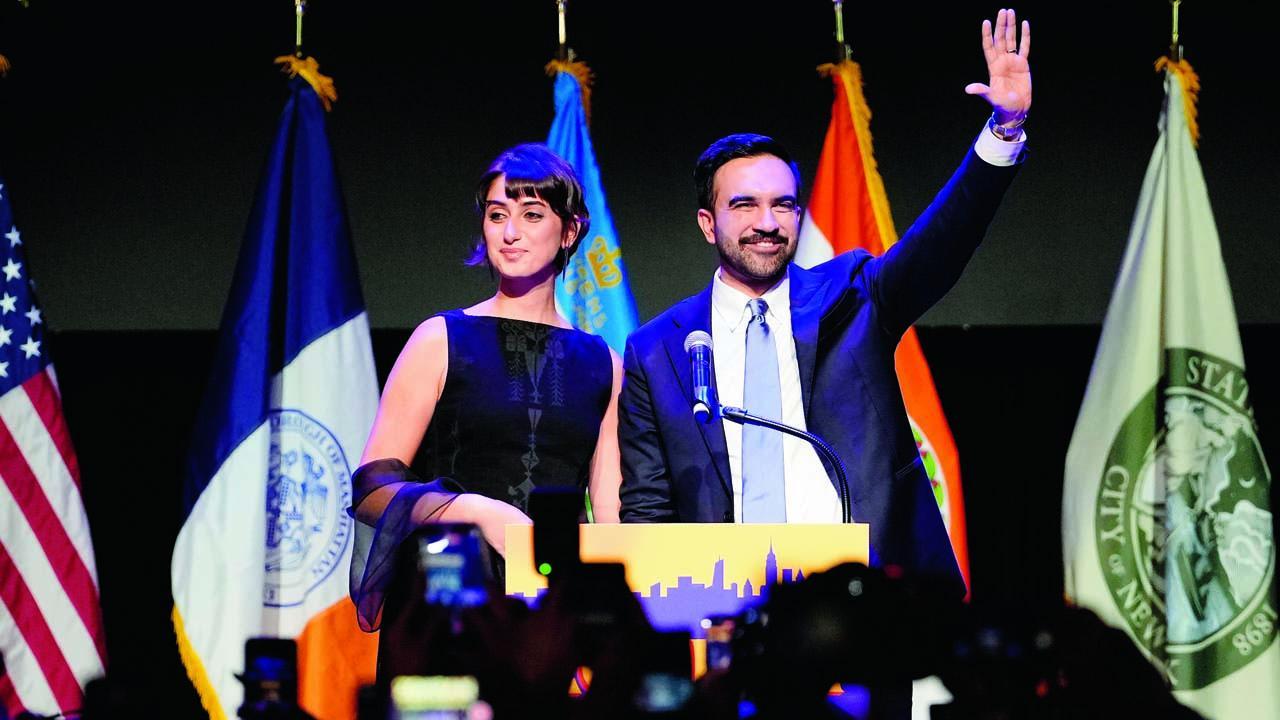 ન્યુ યૉર્કના મેયર તરીકે ગ્રૅન્ડ વિજય મેળવ્યા પછી પહેલી સ્પીચ આપતી વખતે ઝોહરાન મમદાની તેમનાં સિરિયન-અમેરિકન પત્ની રમા દુવાજી સાથે.