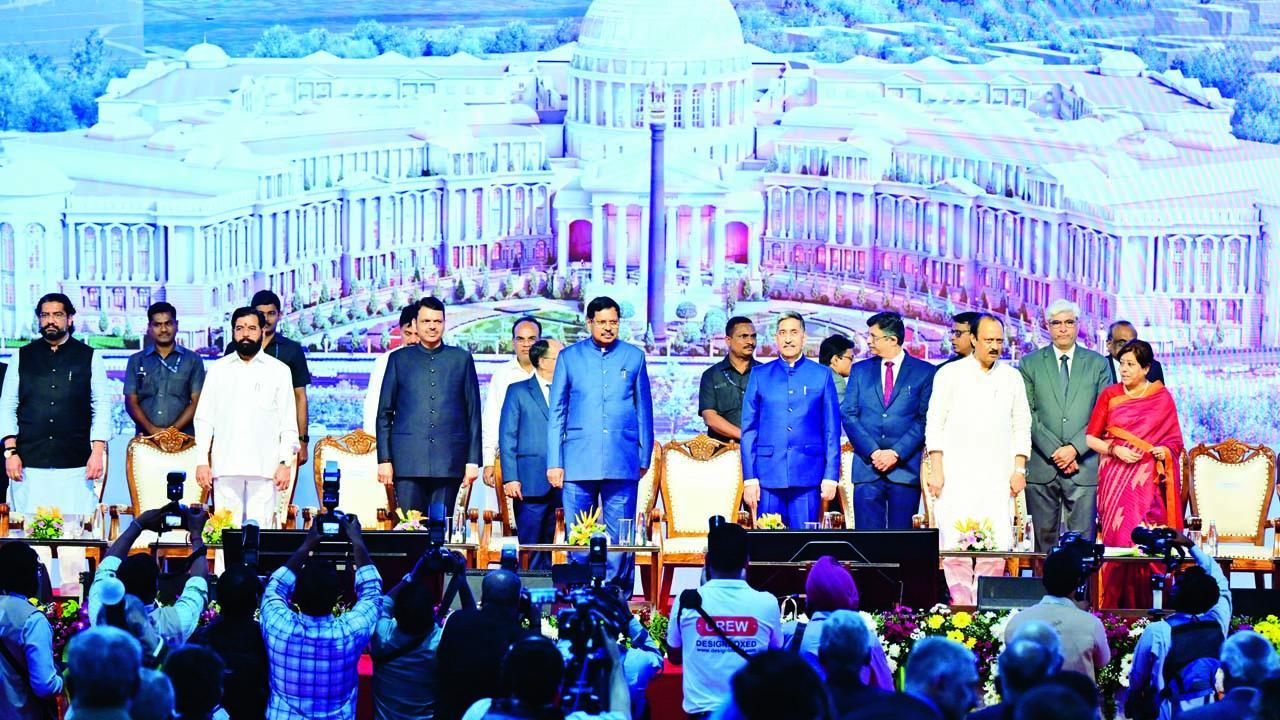 ગઈ કાલે બાંદરા-ઈસ્ટમાં નવા બૉમ્બે હાઈ કોર્ટ કૉમ્પ્લેક્સના ખાતમુહૂર્ત પ્રસંગે ચીફ જસ્ટિસ ઑફ ઇન્ડિયા ભૂષણ ગવઈ, બૉમ્બે હાઈ કોર્ટના ચીફ જસ્ટિસ ચંદ્રશેખર, મુખ્ય પ્રધાન દેવેન્દ્ર ફડણવીસ તથા નાયબ મુખ્ય પ્રધાનો એકનાથ શિંદે અને અજિત પવાર. તસવીર : શાદાબ ખાન