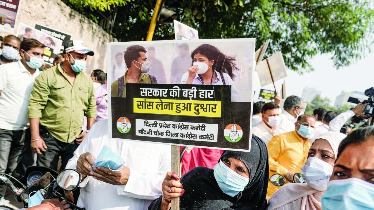 ગઈ કાલે દિલ્હીમાં વિરોધ પક્ષના નેતાઓએ ખરાબ હવા અને પ્રદૂષણ માટે માસ્ક પહેરીને વિરોધ-પ્રદર્શન કર્યું હતું.