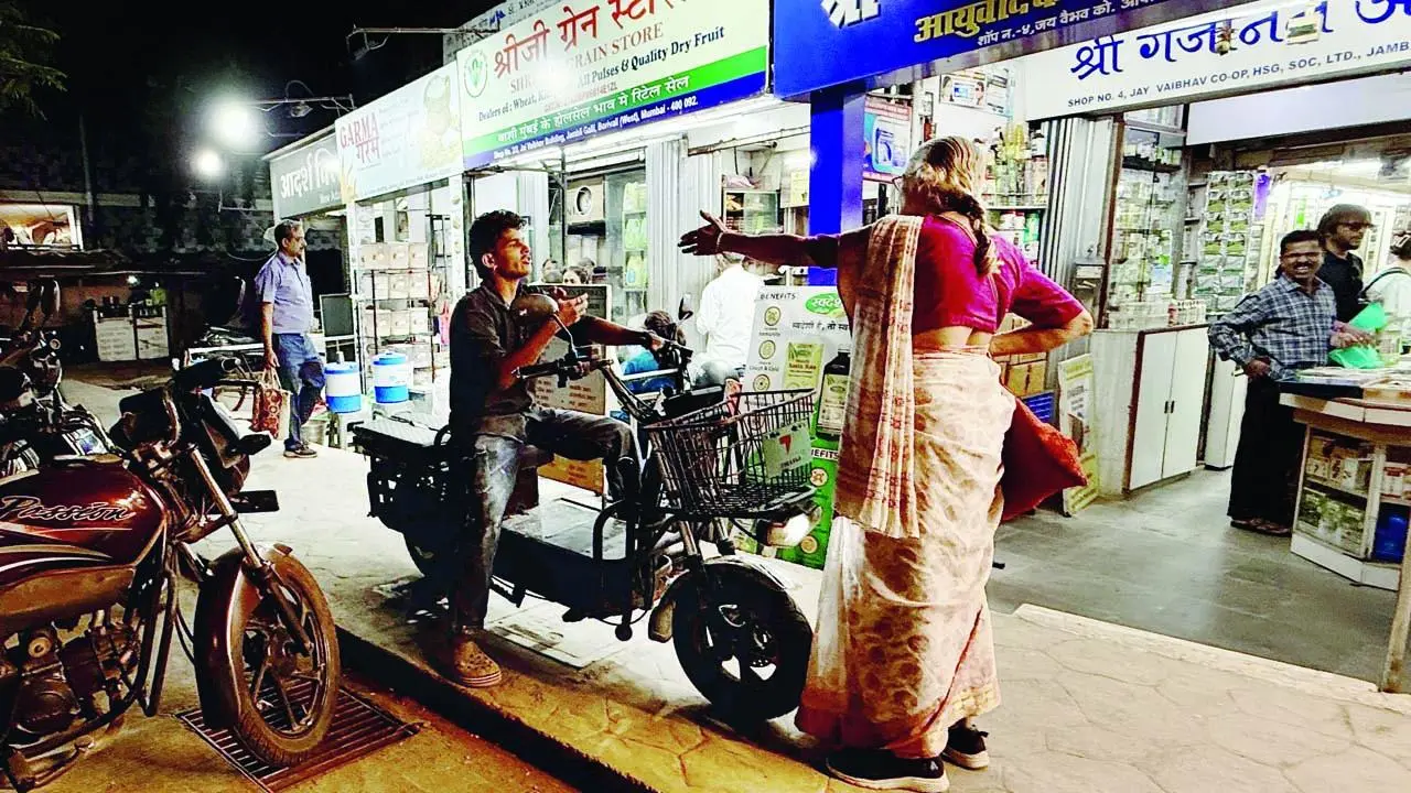 બોરીવલી-વેસ્ટમાં જાંબલી ગલીની ફુટપાથ પર બાઇક દોડાવતા ગઠિયાનો રસ્તો રોકીને સુષમા જોશીએ તેને પાઠ ભણાવ્યો હતો. તસવીર : નિમેશ દવે