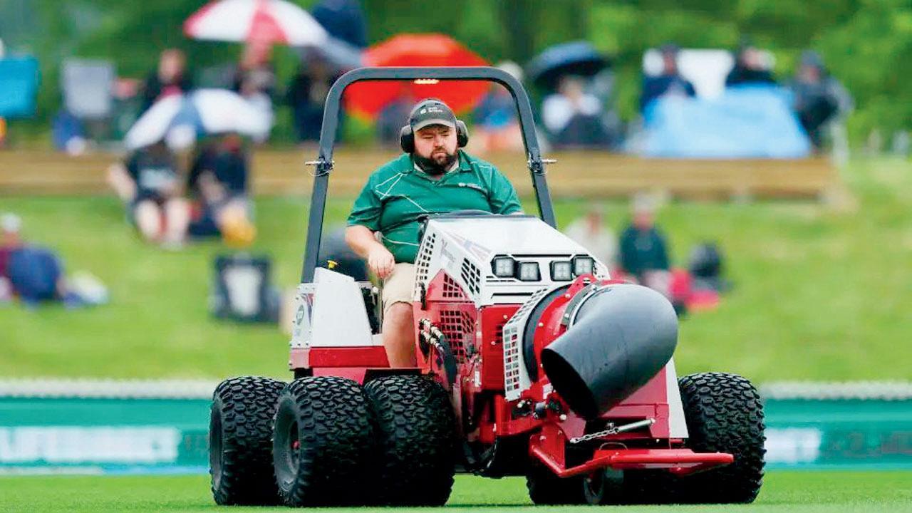 ભીની આઉટફીલ્ડને સૂકવવા માટે ગ્રાઉન્ડ સ્ટાફે ટર્બાઇન બ્લોઅરનો ઉપયોગ કર્યો હતો