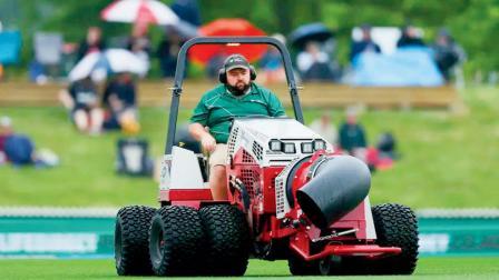 ભીની આઉટફીલ્ડને સૂકવવા માટે ગ્રાઉન્ડ સ્ટાફે ટર્બાઇન બ્લોઅરનો ઉપયોગ કર્યો હતો