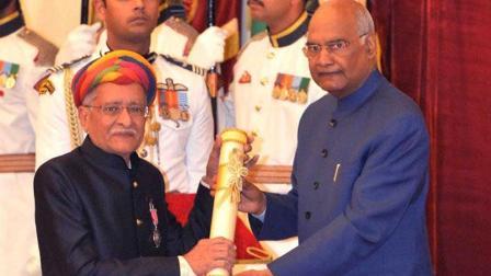 તેઓશ્રીને વર્ષ ૨૦૧૯માં પદ્મશ્રી એનાયત કરવામાં આવ્યો તે ગૌરવપૂર્ણ ક્ષણની તસવીર