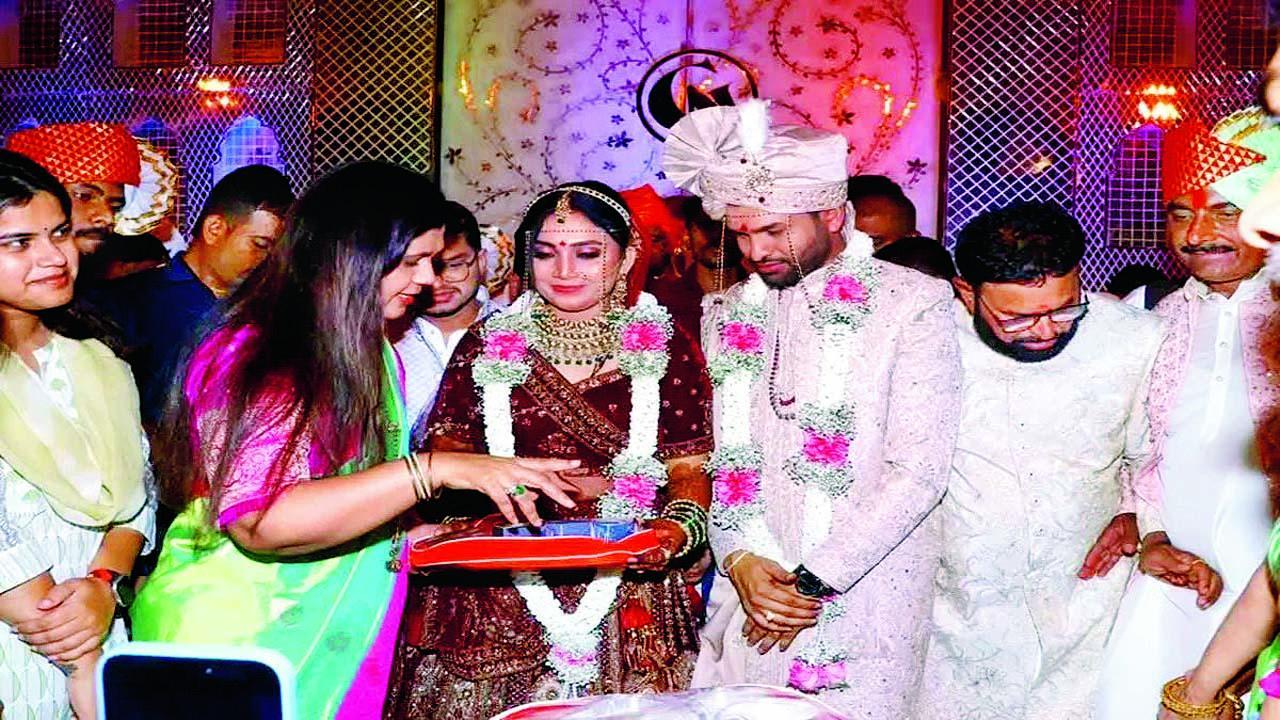 અનંત ગર્જે અને ગૌરી પાલવનાં લગ્નમાં પંકજા મુંડેએ હાજરી આપી હતી ત્યારની તસવીર. 