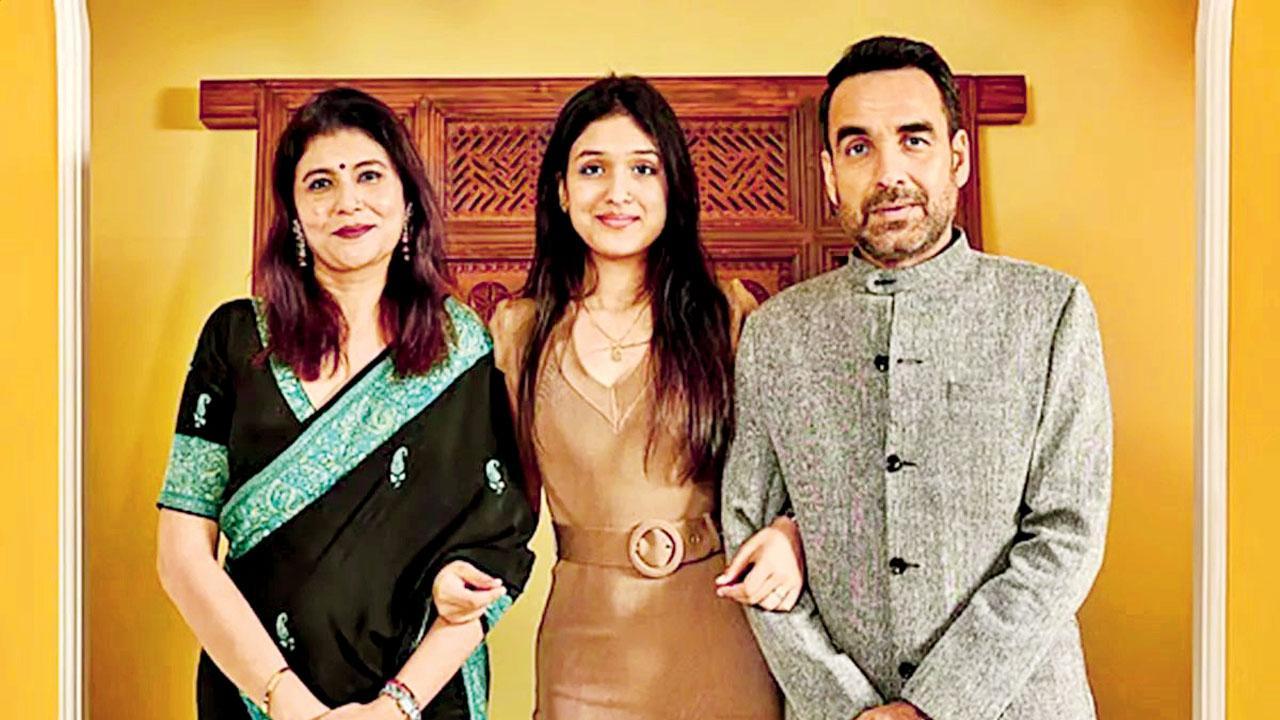 પંકજ ત્રિપાઠી પત્ની મૃદુલા અને દીકરી આશી સાથે (ફાઇલ તસવીર)