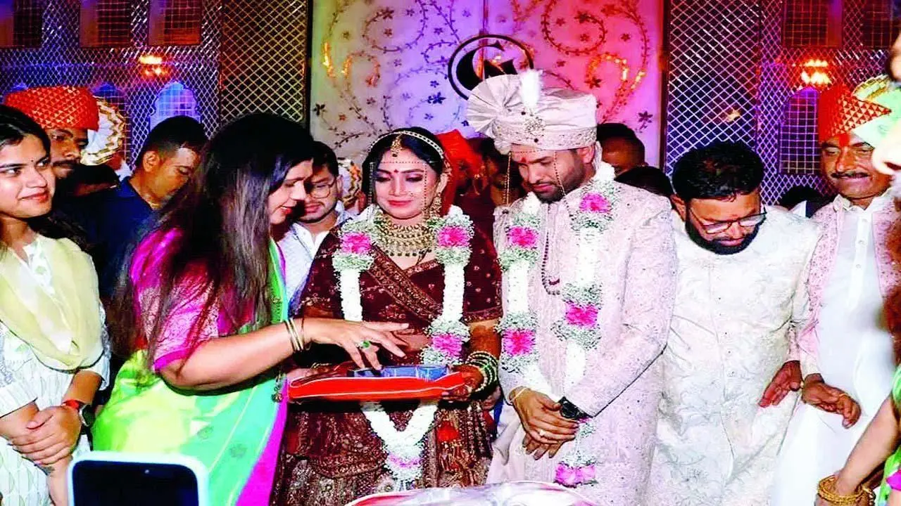 અનંત ગર્જે અને ગૌરી પાલવનાં લગ્નમાં પંકજા મુંડેએ હાજરી આપી હતી ત્યારની તસવીર.