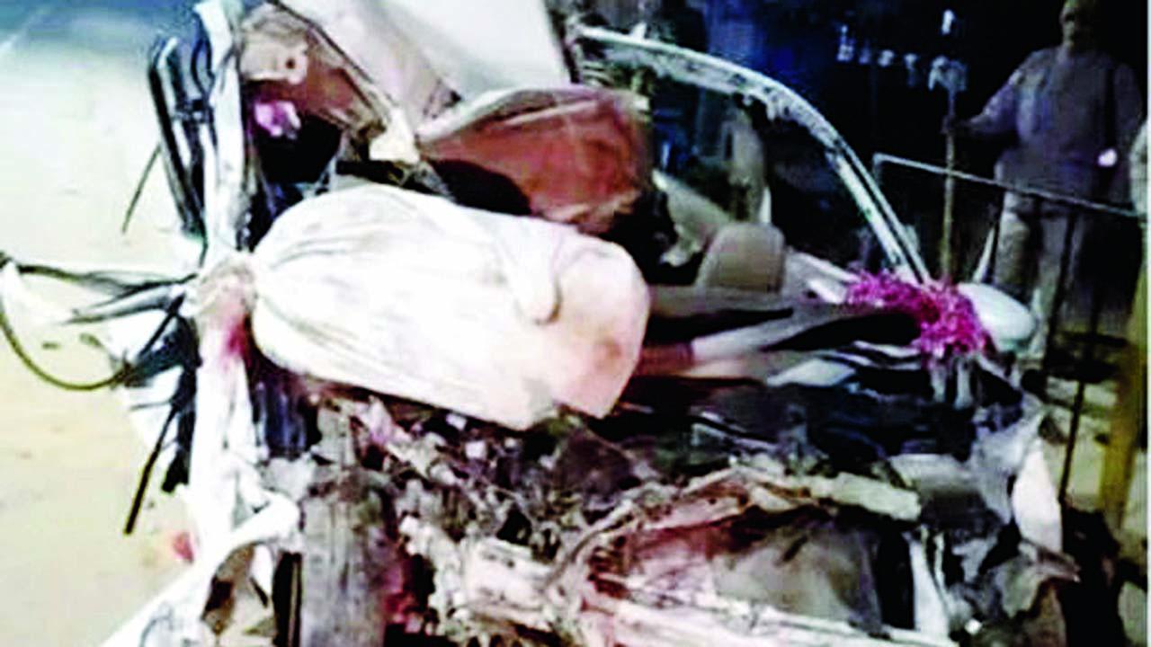 JNPA-પનવેલ રોડ પર કાર અને કન્ટેનરની જોરદાર ટક્કરમાં કારનો કચ્ચરઘાણ થઈ ગયો હતો.