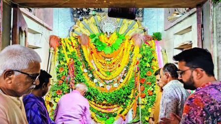 રેતીના ઢગલા સ્વરૂપે પદ્મનાભ ભગવાન અને દર્શન કરવા આવેલા શ્રદ્ધાળુઓ. રેતીના ઢગલાને ફૂલહાર દ્વારા શણગાર કરવામાં આવે છે.