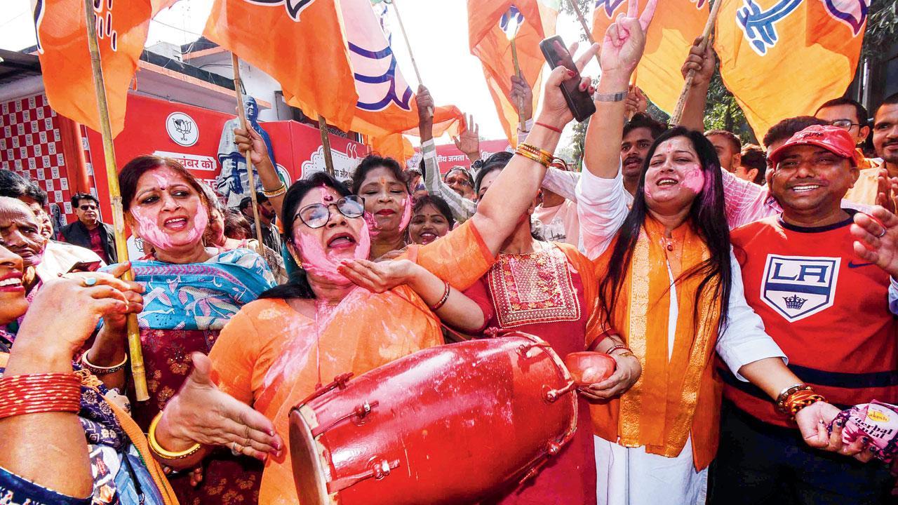 ચૂંટણીમાં મળેલા ભવ્ય વિજયને ગઈ કાલે પટનામાં ઊજવતા BJPના કાર્યકરો