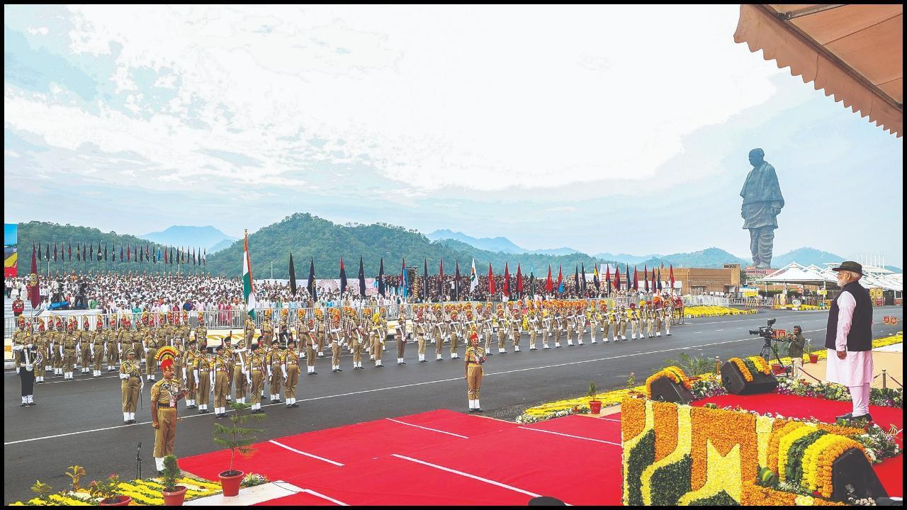 પરેડમાં મહિલા ઑફિસર્સે વડા પ્રધાનને ગાર્ડ ઑફ ઑનર આપ્યું હતું