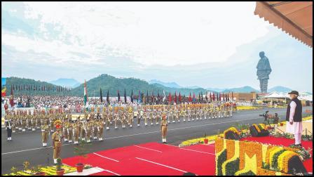 પરેડમાં મહિલા ઑફિસર્સે વડા પ્રધાનને ગાર્ડ ઑફ ઑનર આપ્યું હતું