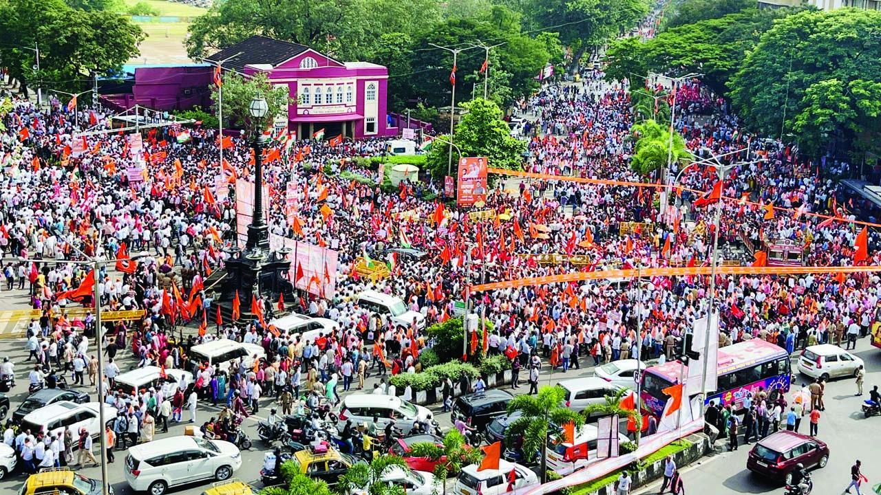 ગઈ કાલે ‘સત્યાચા મોર્ચા’માં MNS અને MVAના હજારો કાર્યકરો ઊમટ્યા હતા. BMC હેડક્વૉર્ટર્સ પાસે સભાસ્થળે ઉદ્ધવ ઠાકરે, રાજ ઠાકરે, શરદ પવાર, બાળાસાહેબ થોરાત અને જયંત પાટીલ સહિત વિપક્ષના અગ્રણી નેતાઓ એક સ્ટેજ પર સાથે જોવા મળ્યા હતા.(તસવીરો : આશિષ રાજે,  અતુલ કાંબળે)