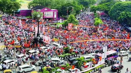 ગઈ કાલે ‘સત્યાચા મોર્ચા’માં MNS અને MVAના હજારો કાર્યકરો ઊમટ્યા હતા. BMC હેડક્વૉર્ટર્સ પાસે સભાસ્થળે ઉદ્ધવ ઠાકરે, રાજ ઠાકરે, શરદ પવાર, બાળાસાહેબ થોરાત અને જયંત પાટીલ સહિત વિપક્ષના અગ્રણી નેતાઓ એક સ્ટેજ પર સાથે જોવા મળ્યા હતા.(તસવીરો : આશિષ રાજે,  અતુલ કાંબળે)