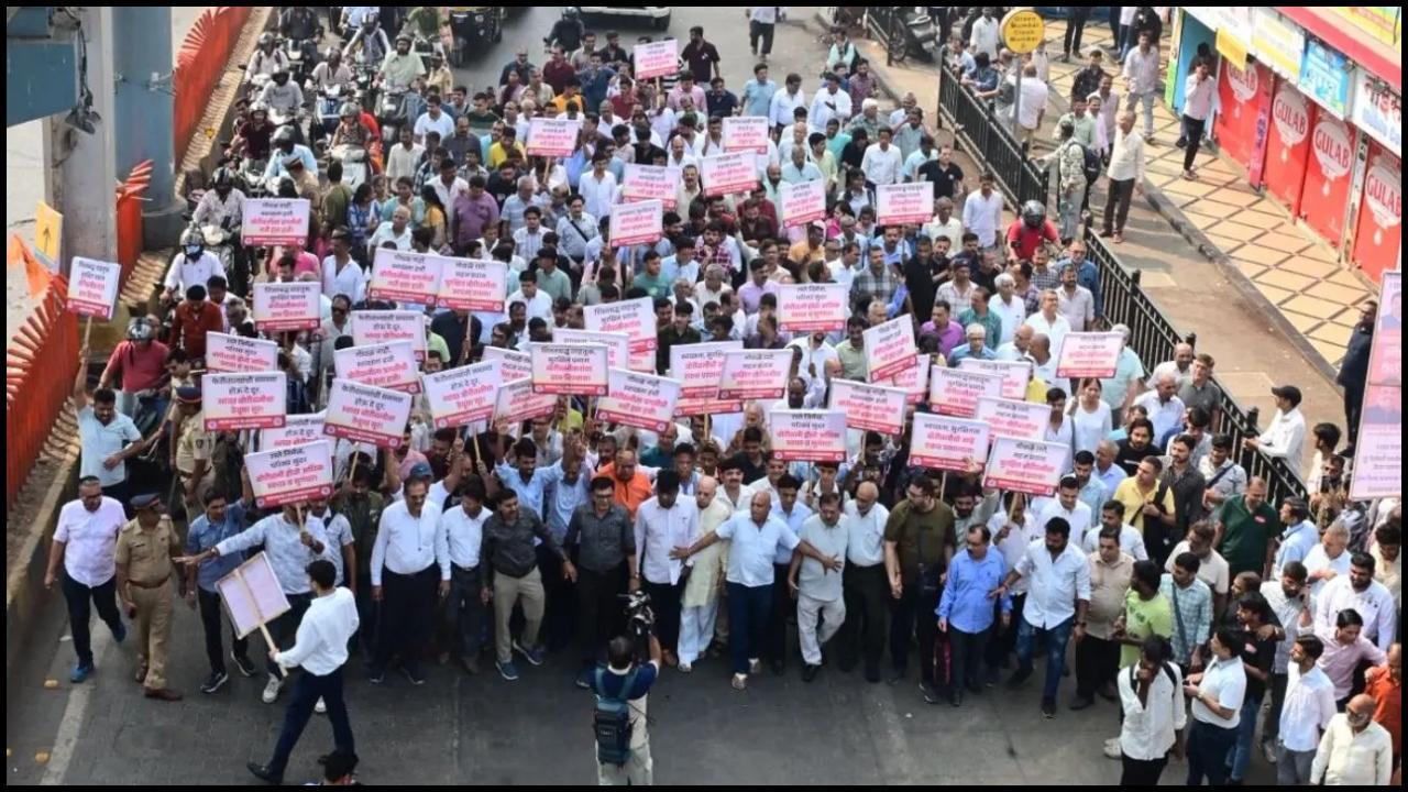 વેપારીઓએ બૅરિકેડ અને શેરી વિક્રેતાઓના ત્રાસ સામે વિરોધ કર્યો (સૌજન્ય: નિમેશ દવે)