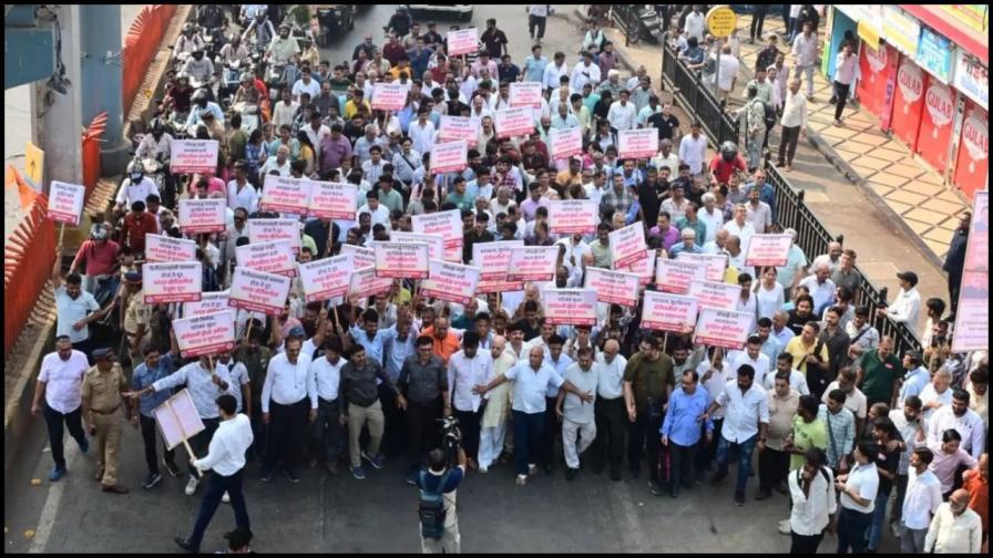 વેપારીઓએ બૅરિકેડ અને શેરી વિક્રેતાઓના ત્રાસ સામે વિરોધ કર્યો (સૌજન્ય: નિમેશ દવે)