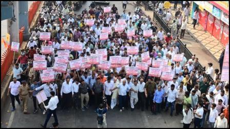 વેપારીઓએ બૅરિકેડ અને શેરી વિક્રેતાઓના ત્રાસ સામે વિરોધ કર્યો (સૌજન્ય: નિમેશ દવે)