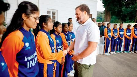 કૉન્ગ્રેસના નેતા રાહુલ ગાંધીએ પણ પોતાના નિવાસસ્થાને મહિલા ક્રિકેટર્સ સાથે શુભેચ્છા મુલાકાત કરી 