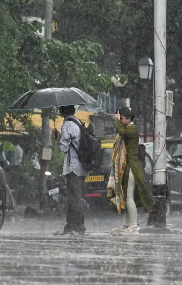 મુંબઈના ચર્ચગેટ ખાતે અચાનક વરસાદ શરૂ