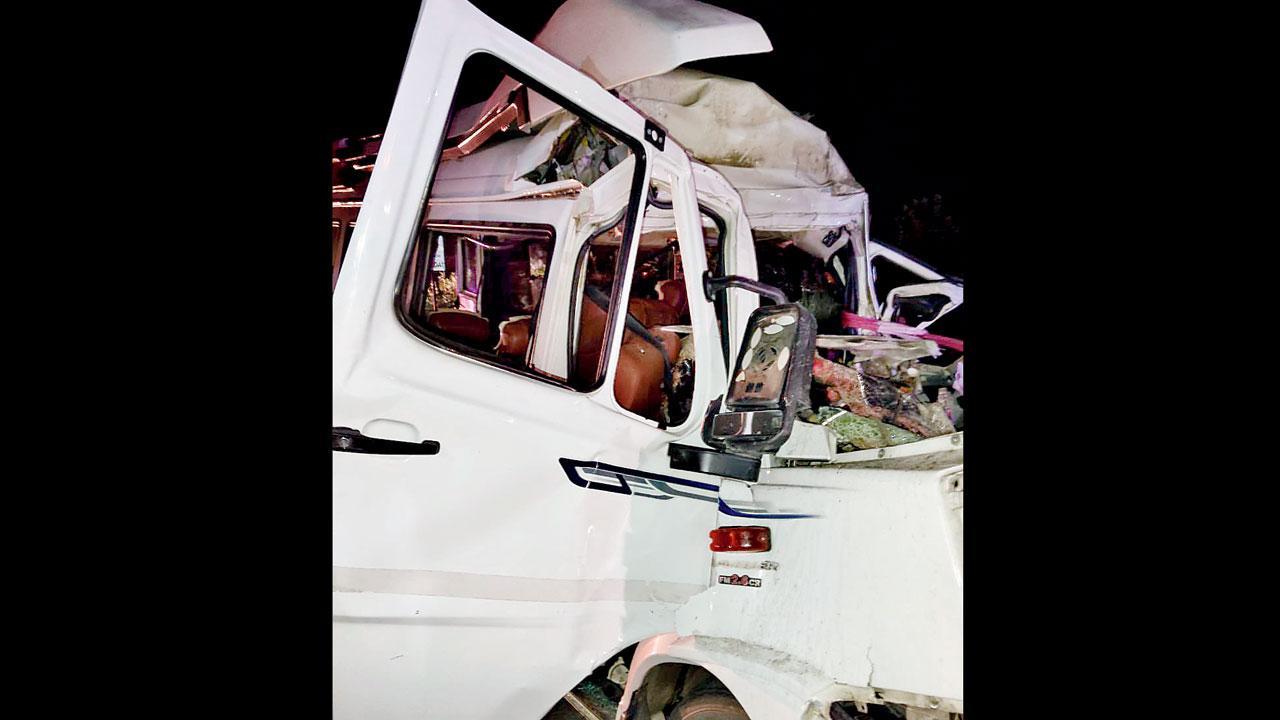 રાજસ્થાનમાં ટેમ્પો ટ્રાવેલર પાર્ક કરેલા ટ્રેલર સાથે અથડાયો