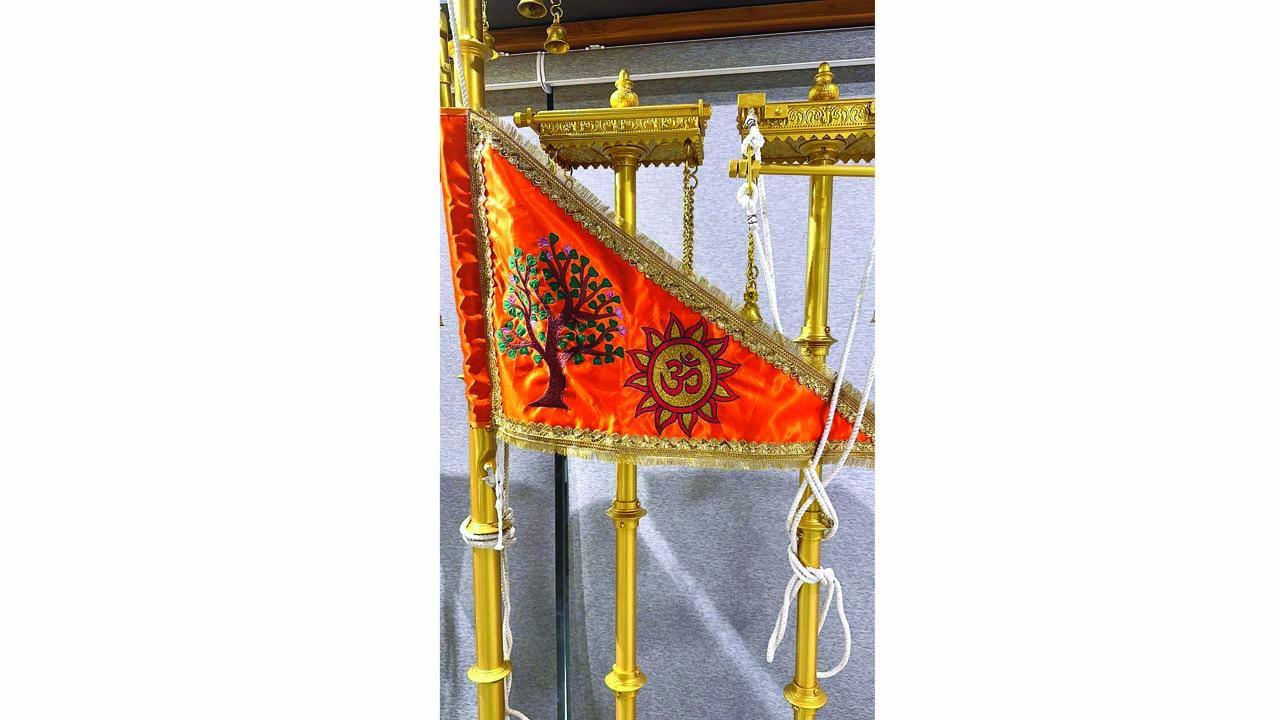 રામ મંદિર માટે બનેલા ધ્વજની રેપ્લિકા