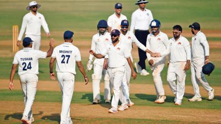 વાનખેડેમાં ગઈ કાલે પૉન્ડિચેરીની ટીમને પહેલી ઇનિંગ્સમાં ઑલઆઉટ કર્યા બાદ મુંબઈનો કૅપ્ટન શાર્દૂલ ઠાકુર ટીમના ખેલાડીઓ સાથે (તસવીર : અતુલ કાંબળે)