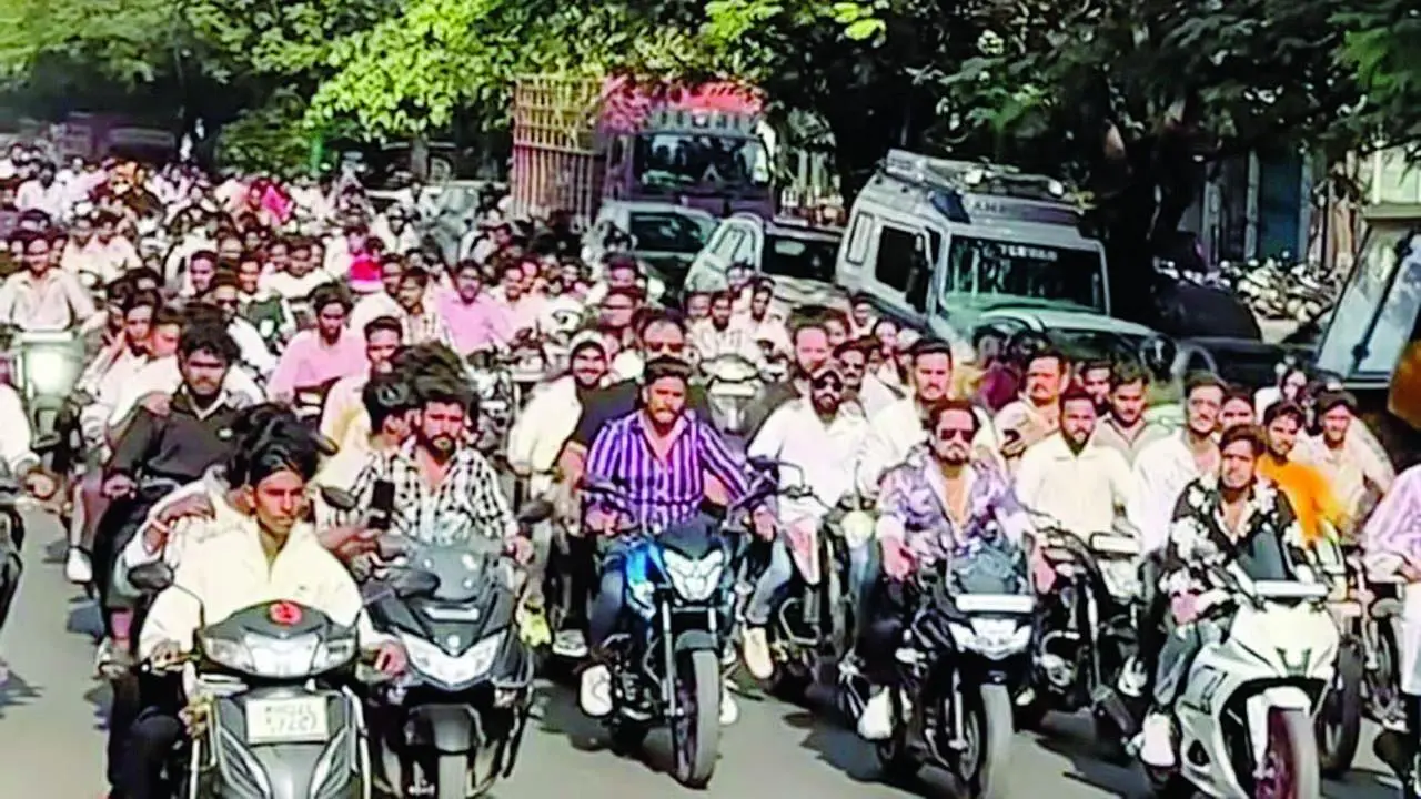 રીલ બનાવવા ટોળામાં ટૂ-વ્હીલર પર નીકળેલા યુવાનો.